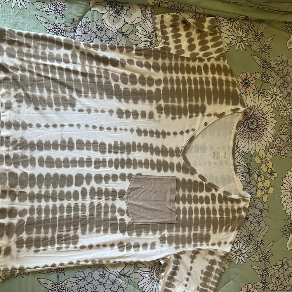 Kyte Baby women’s relaxed V Neck Tee size Large
